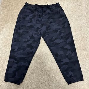 Lululemon Keep Moving‎ Pant 7/8 High-Rise in Heritage 365 Black Camo Size 20 EUC
